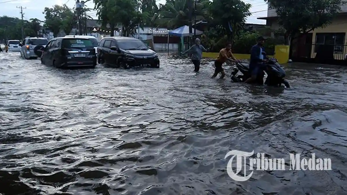 Berita Foto: Warga Dorong Sepeda Motornya yang Mogok saat Terobos Banjir di Sei Batang Hari - 29092023_BANJIR_MEDAN_DANIL_SIREGAR_3jpg.jpg