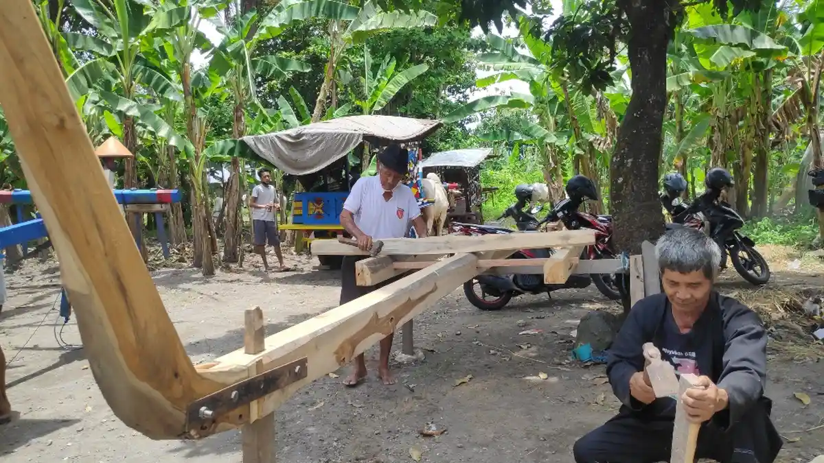 Mbah Prapto Asal Bantul Tekuni Usaha Membuat dan Reparasi Gerobak Sapi Meski Berusia Senja