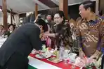 prabowo-subianto-mencium-tangan-hardjanti-wismoyo-arismunandar.jpg
