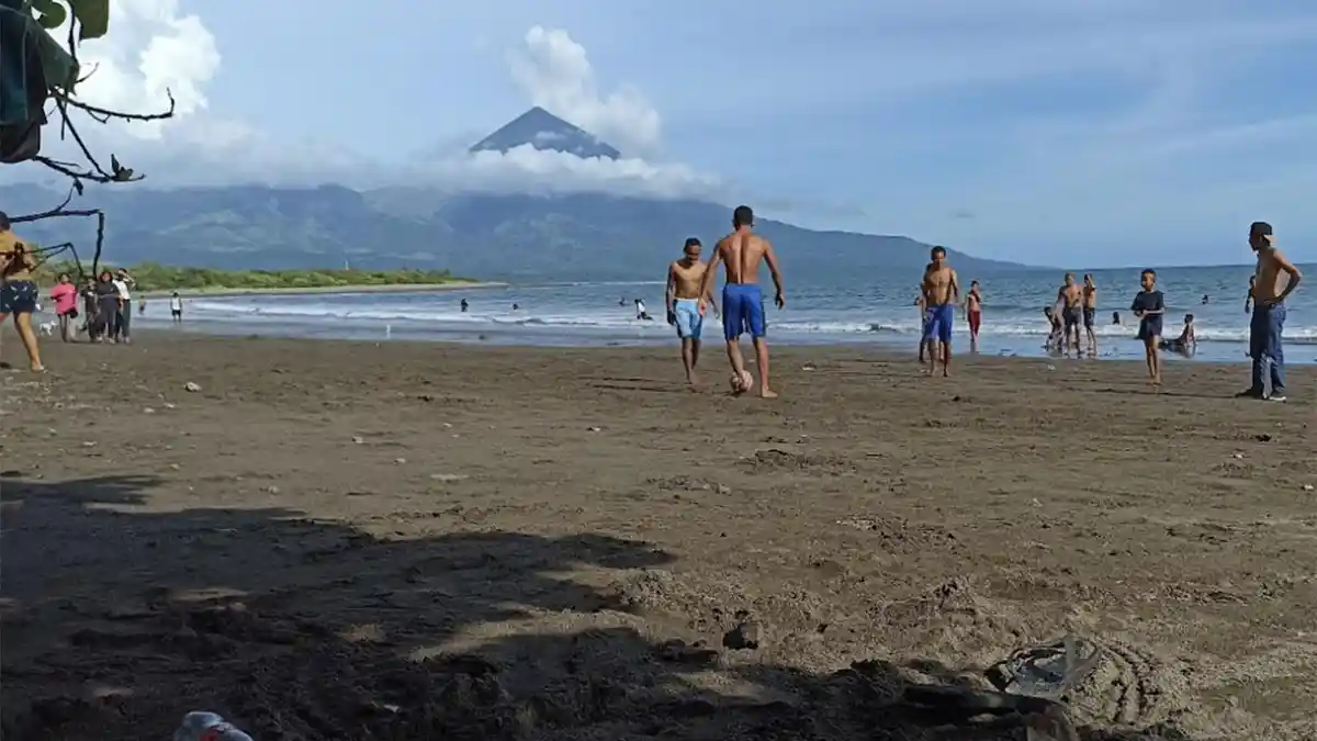 Pantai Mbolata Manggarai Timur Punya Keindahan Pasir Putih Kehitaman
