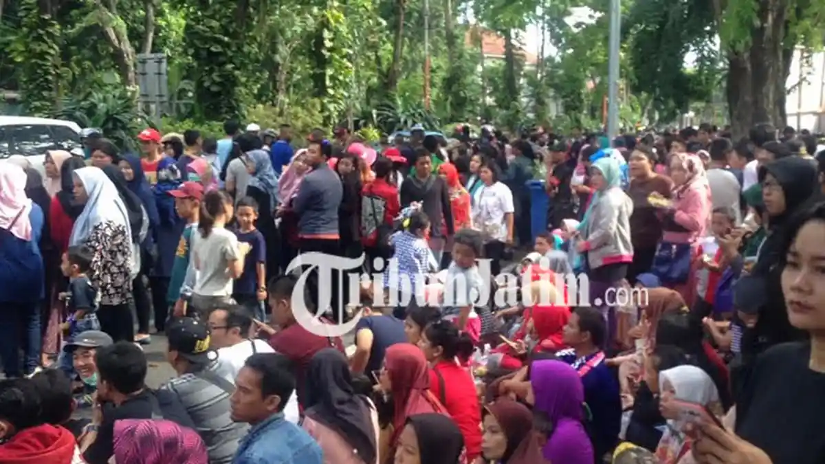 Ribuan Warga Padati Rute Parade Bunga Surabaya Vaganza