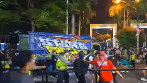 bentrok-suporter-persijap-vs-persis.jpg