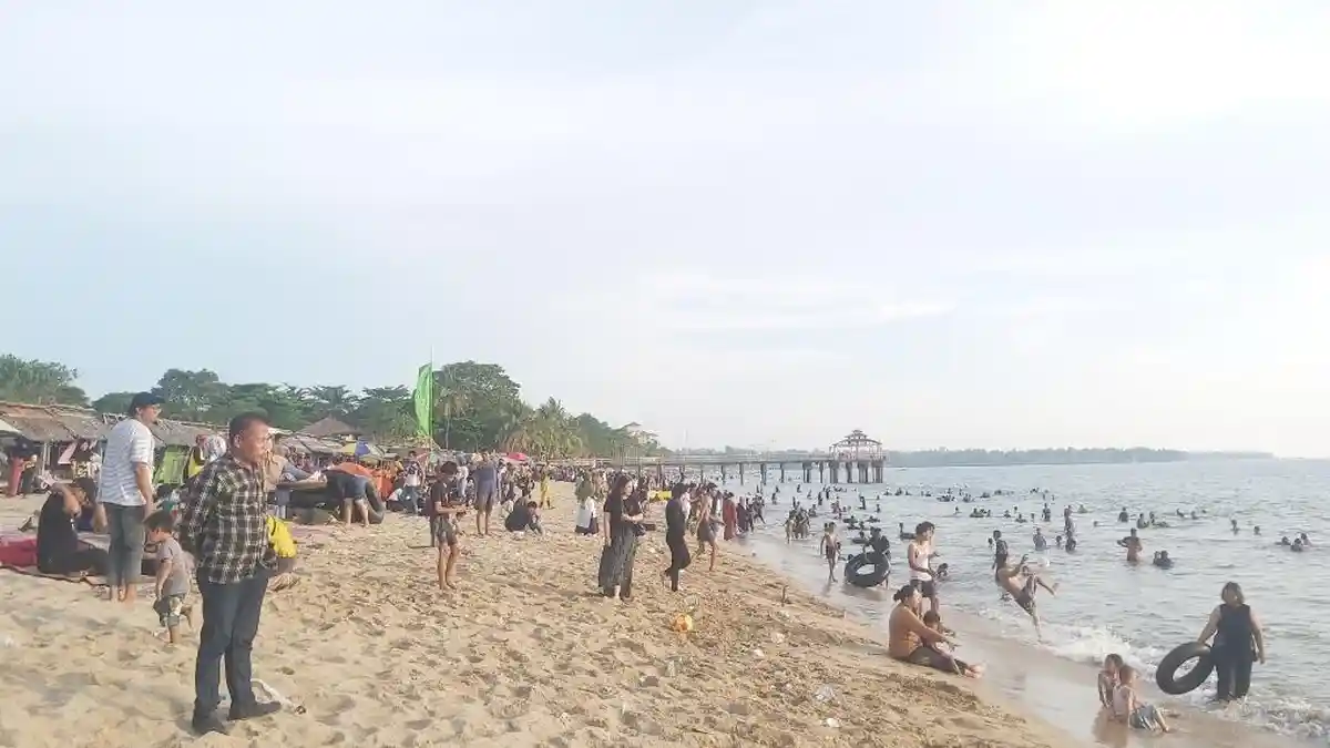 Ribuan Wisatawan Padati Pantai Sambolo 1 Anyer