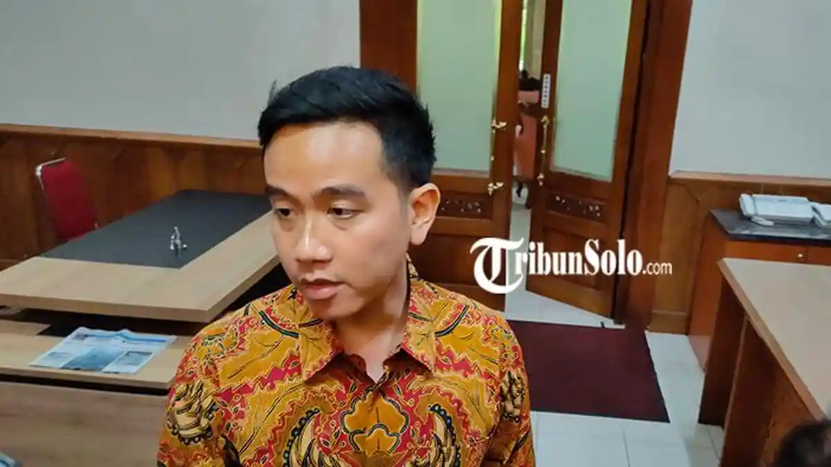 Gibran Tanggapi Soal Tuduhan Ijazahnya Palsu: Enggak Percaya? Saya Pesanin Tiket ke Singapura