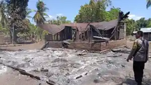 Rumah-warga-di-Bugalima-Pulau-Adonara-Flores-Timur-NTT-hangus-dibakar-massa.jpg