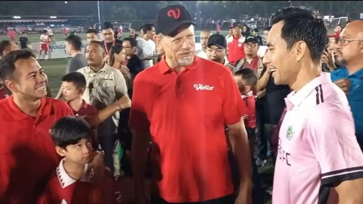 Turun ke Lapangan, Peter Schmeichel Ikut Seru-Seruan Bareng Selebritis FC