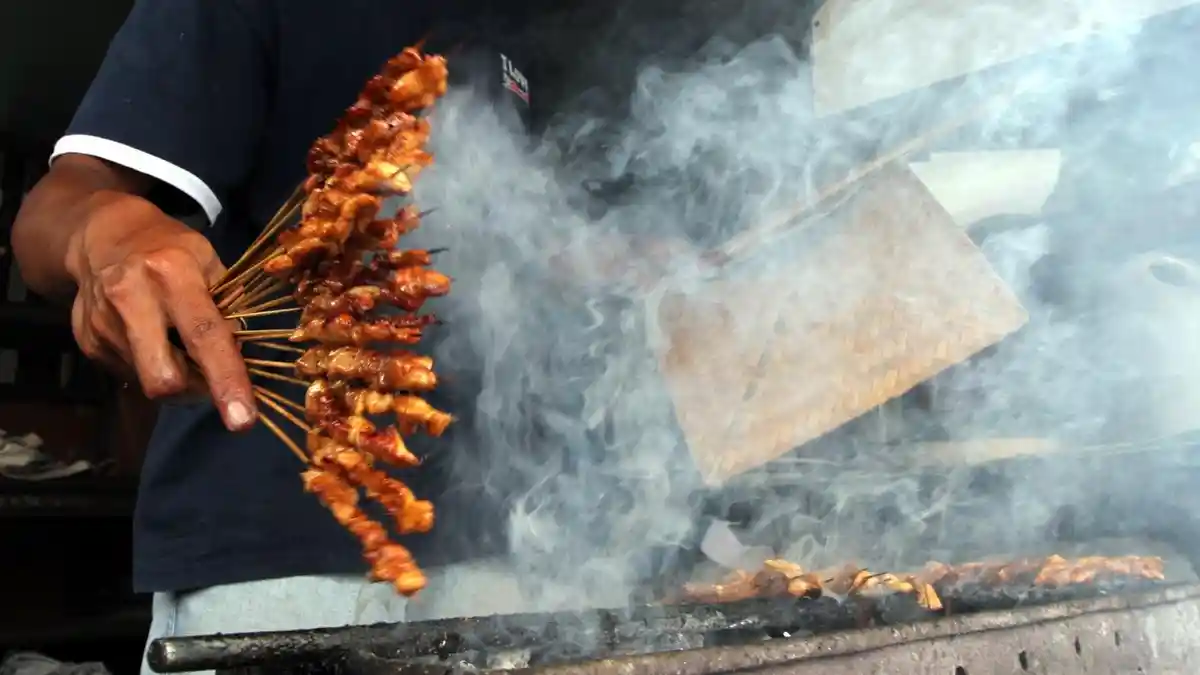 3 Cara Membakar Daging Sate Agar Matang Sempurna, Jangan Tempelkan pada Arang!