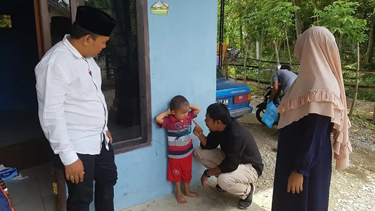 Ketua DPRK Pidie Kunjungi Anak Leukimia di Glumpang Tiga