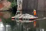 PPSU Pungut Sampah Plastik di Pintu Air Sunda Kelapa