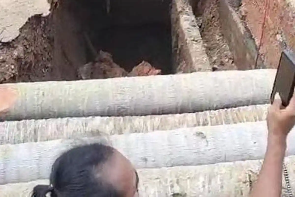 Jalan Alternatif Padang Lamo Teluk Kayu Putih Jebol, Warga Bangun Jembatan Darurat