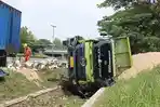 Truk-bermuatan-bahan-kimia-oleng-lalu-menabrak-dump-truk-yang-berhentiSS.jpg