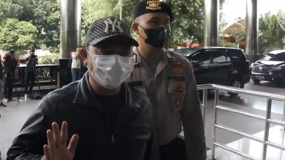 Tiba di Gedung KPK, Bupati Labuhanbatu Erik Ritonga Pakai Masker dan Tak Mau Berkomentar