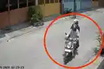 Tangkapan-layar-CCTV-aksi-pencurian-sepeda-motor-di-Jalan-Tangguk-Bongkar.jpg