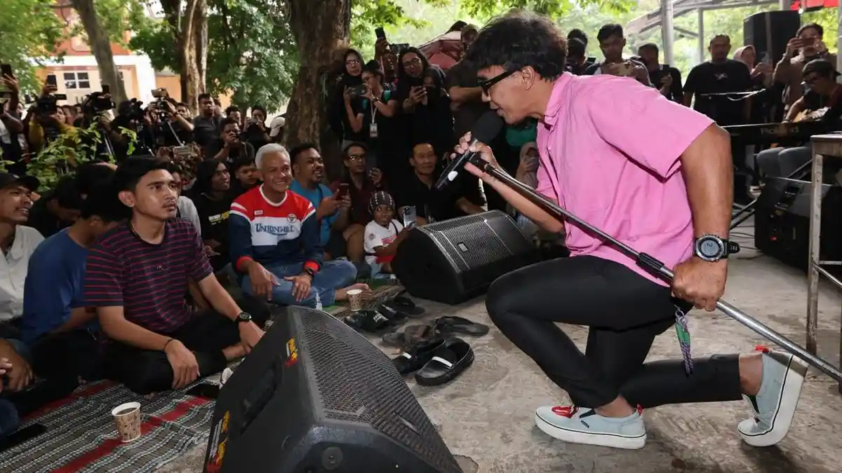 Ganjar Seru-seruan nge-Jam Lesehan Bareng Slank dan Warga di TBRS Semarang