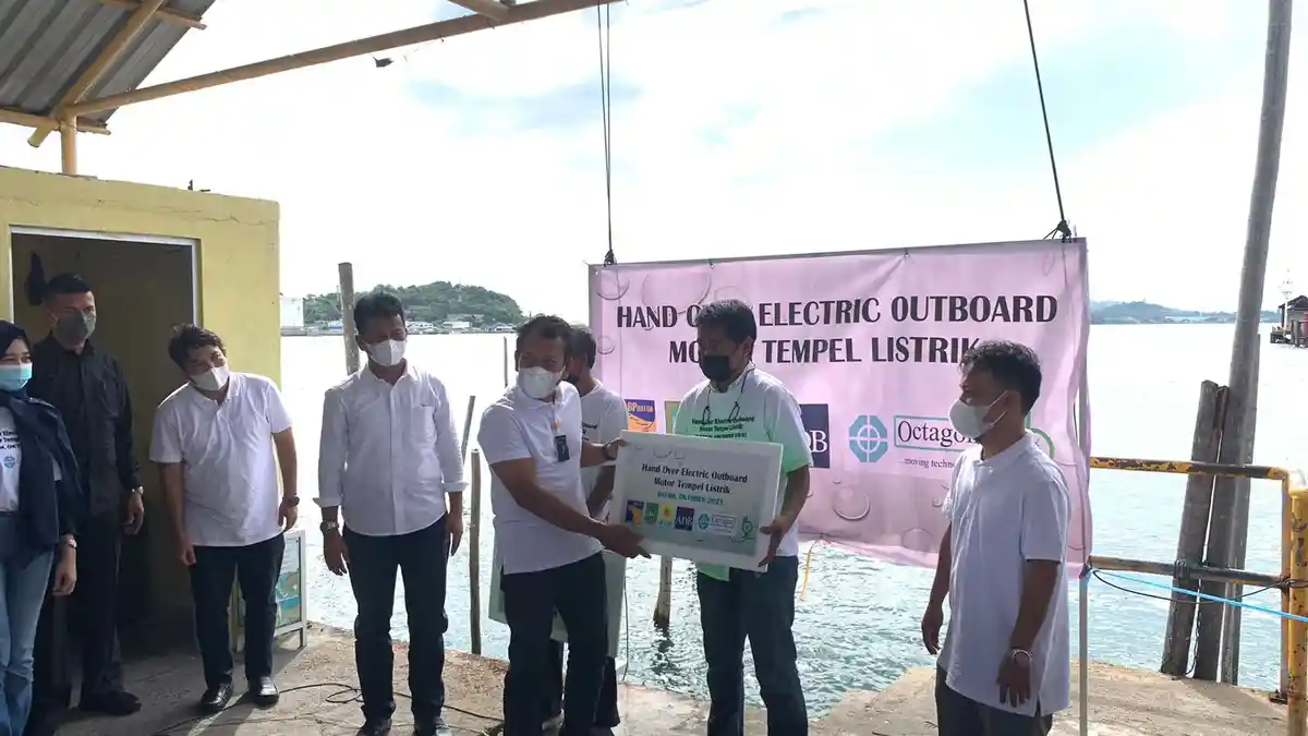 bright PLN Batam Sambut Baik Uji Coba Motor Tempel Listrik Nelayan