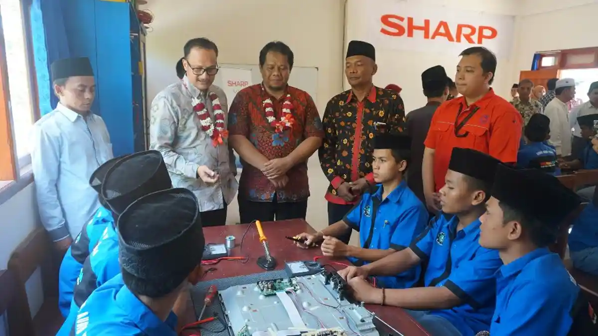Sukseskan HUT RI-74, Sharp Indonesia Siapkan SDM Maju Lewat Sharp Class di Pamekasan