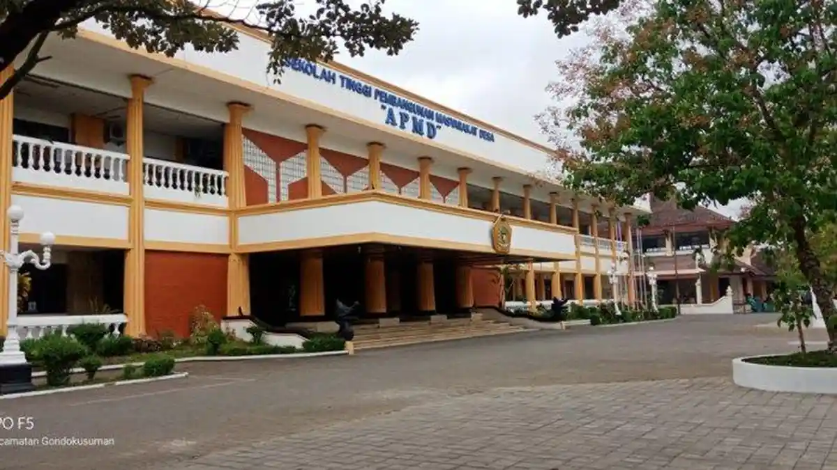 Sekolah Tinggi Pembangunan Masyarakat Desa 'APMD': Memuliakan Desa, Mempersatukan Indonesia