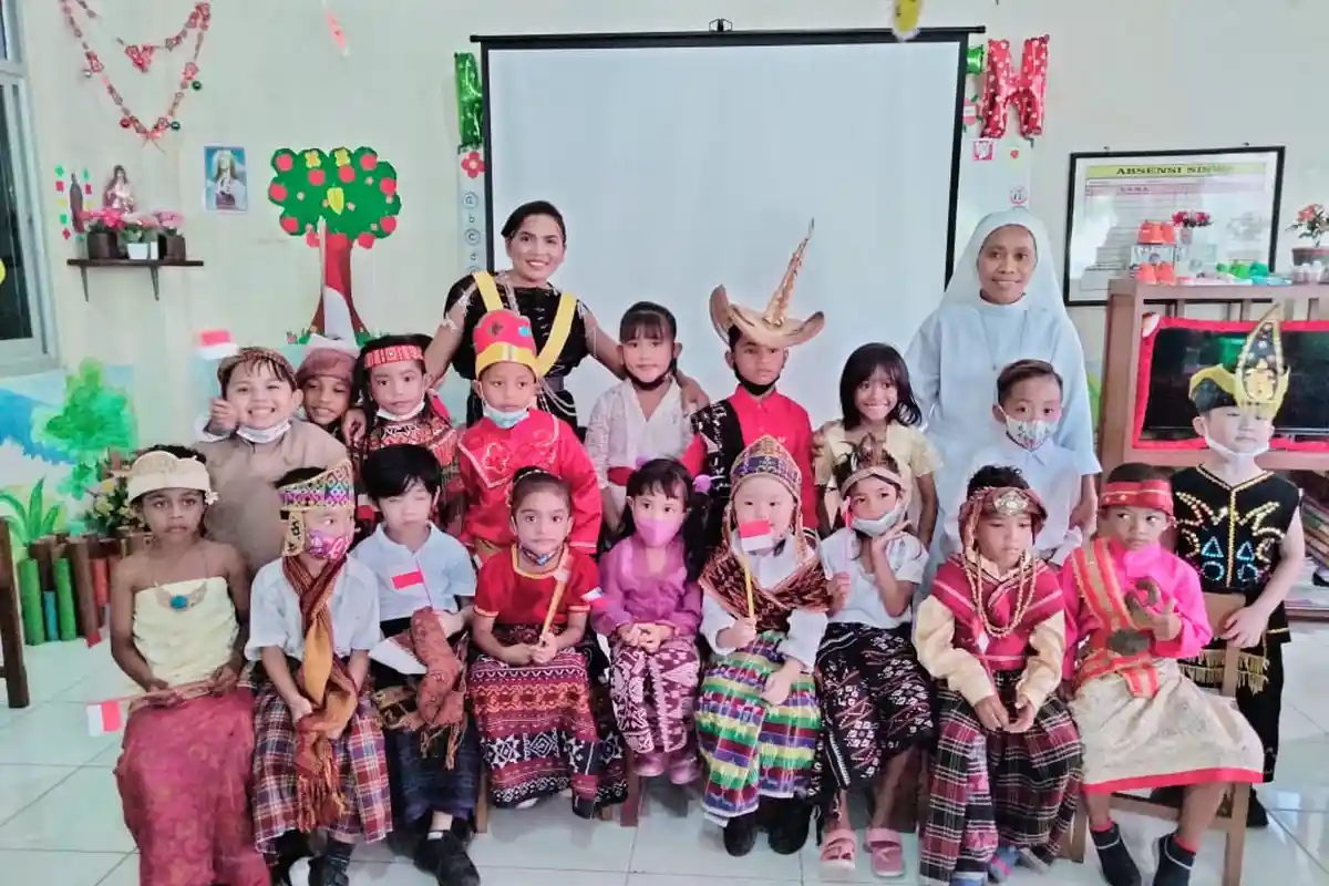 Rayakan Hari Kartini, Guru dan Anak TK Maria Ferari Maumere, Kompak Kenakan Busana Adat