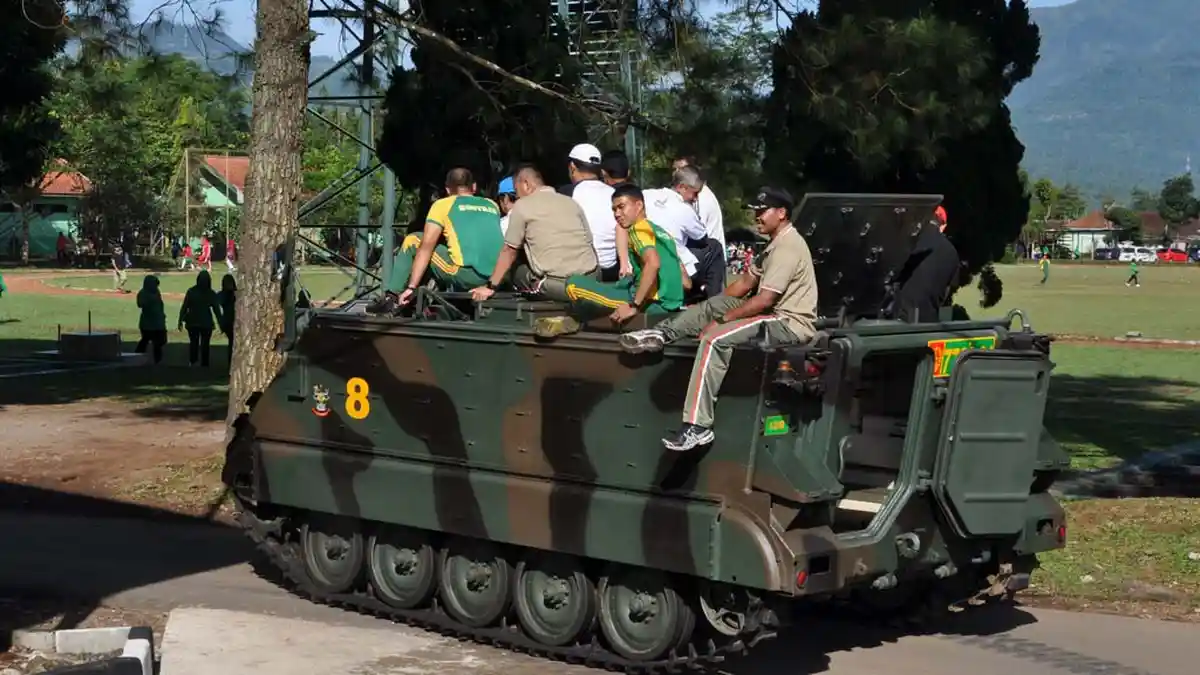 Peserta Senam Dihadiahi Naik Tank Kelilingi Markas TNI di Salatiga