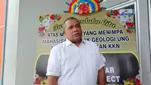 MAHASISWA-GEOLOGI-Rektor-UNG-saat-diwawancarai-TribunGorontalocom.jpg