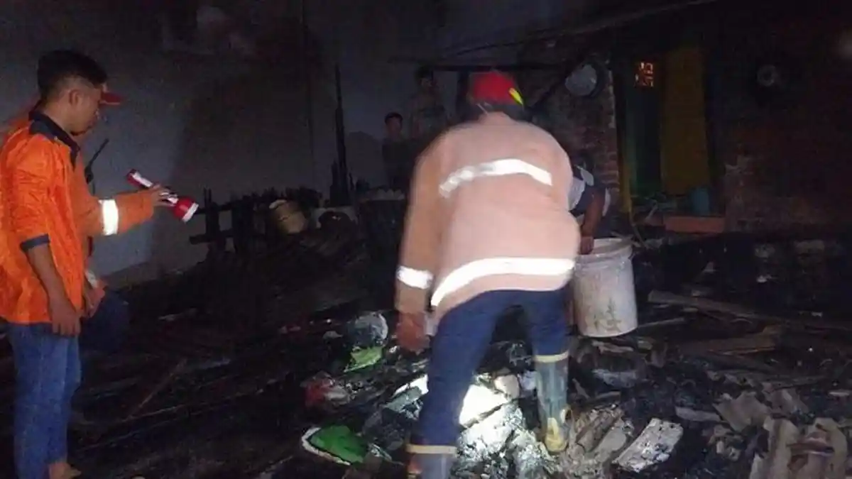 Bermula saat Menyalakan Obat Nyamuk dengan Kompor LPG, Rumah Warga Gresik Dilalap si Jago Merah