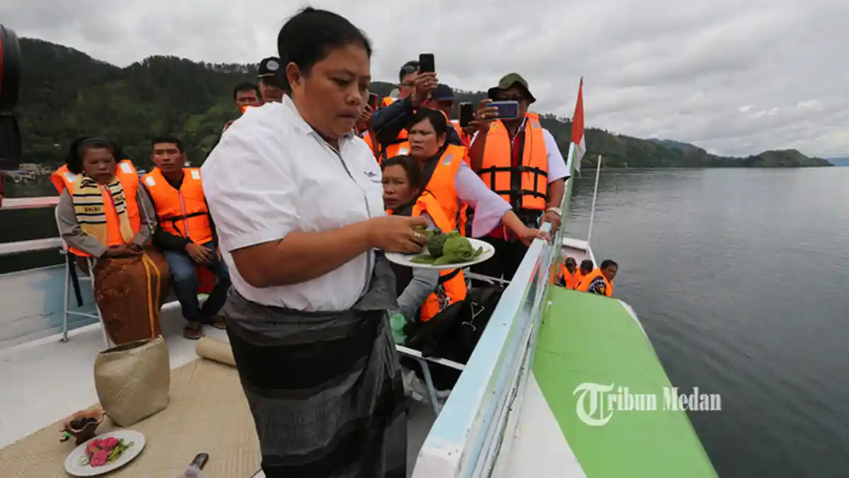 BERITA FOTO Dukun Tenggelamnya KM Sinar Bangun Mendaftarkan Diri Sebagai Calon Wali Kota Siantar - dukun-km-sinar-bangun-3.jpg