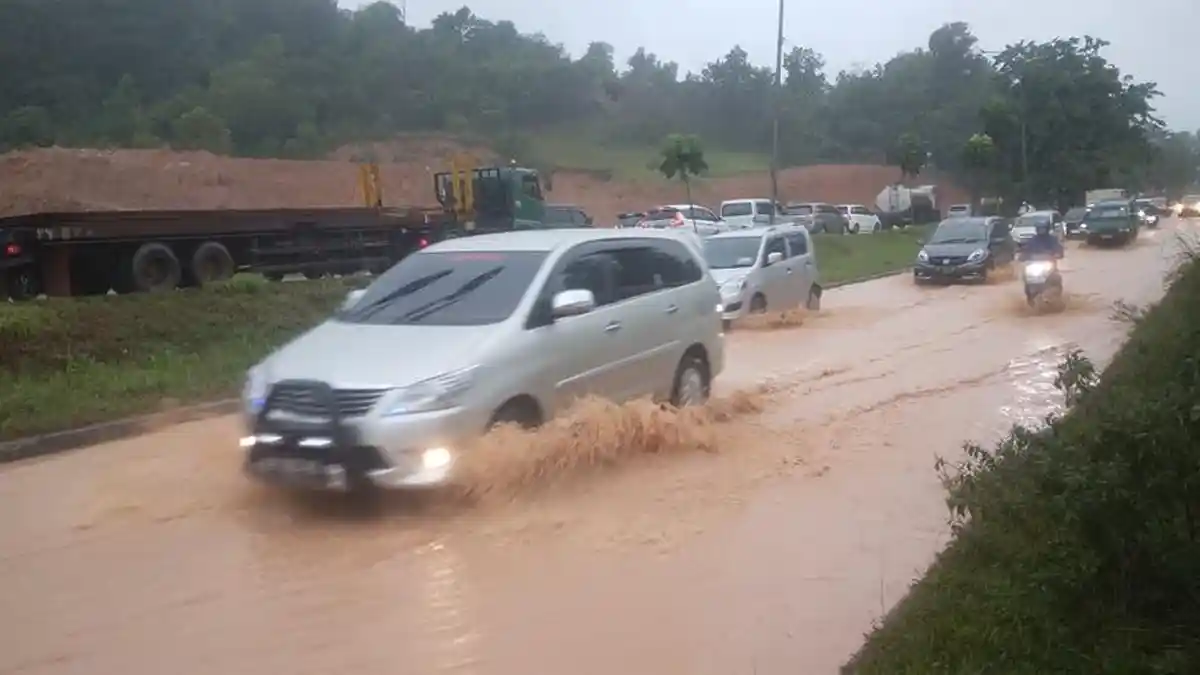 Banjir di Batam Rendam Jalan Ahmad Yani Arah Muka Kuning, Motor Mogok