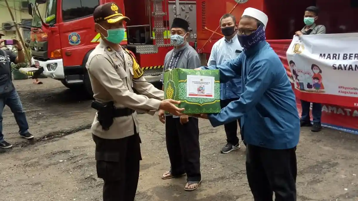 Polsek Senen Bagikan 200 Paket Sembako Bagi Warga Terdampak Covid-19