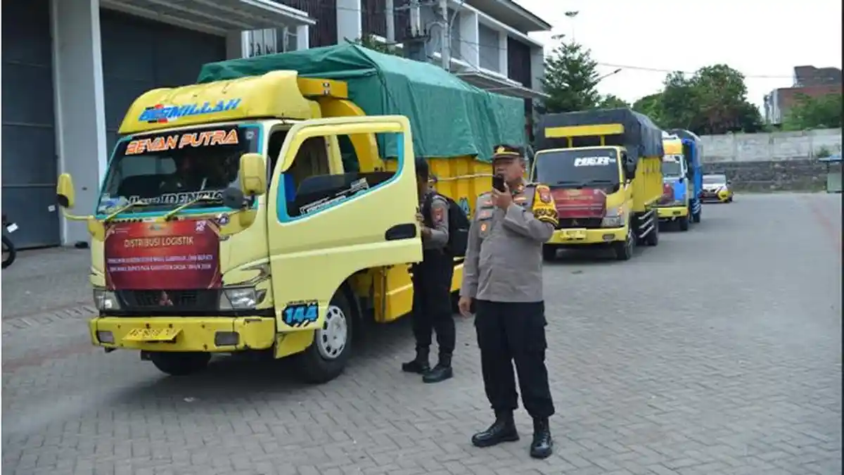 Polres Gresik Kawal Pengiriman Logistik Pilkada 2024 ke Pulau Bawean