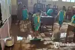 Siswa-Siswi-SDN-Ngadirejo-2-Madiun-kerja-bakti-membersihkan-sisa-material-banjir.jpg