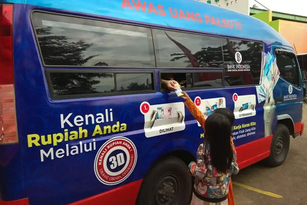 FOTO: Ramai Warga Tukarkan Uang di Mobil Kas Keliling, Realisasi Sudah Rp 1,197 Triliun