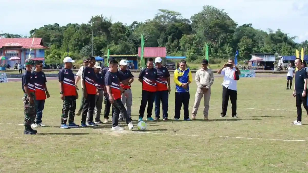 Bupati Lingga Buka Turnamen Sepak Bola di Desa Lanjut, 64 Tim Siap Berlaga 