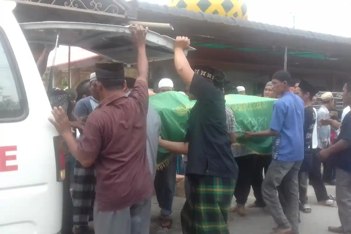 Dua Orang Tewas Tersambar Petir saat Duduk di Warung sambil Main Ponsel