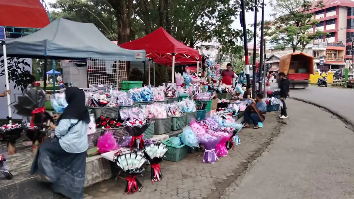 UKI Toraja Wisuda, Pasar Seni Makale Dipenuhi Buket