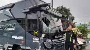 Laka-bus-di-exit-tol-klaten-2025.jpg