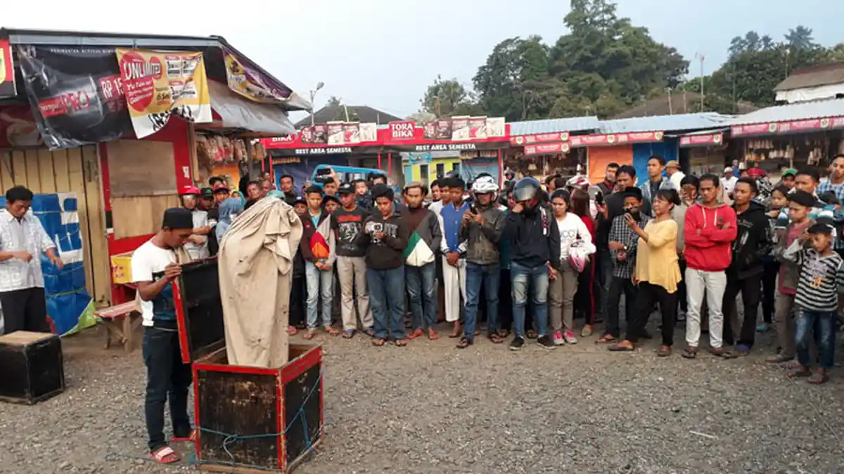 Pamer Atraksi Debus Berujung Gagal Total, Leher Pria Asal Bandung Ini Sampai Dijahit 16 Jahitan