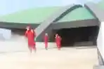 Petugas Gulkarmat DKI Semprot Disinfektan Gedung DPR/MPR RI