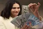 Petugas-menghitung-dolar-Amerika-Serikat-dan-rupiah-di-Bank-BNI.jpg