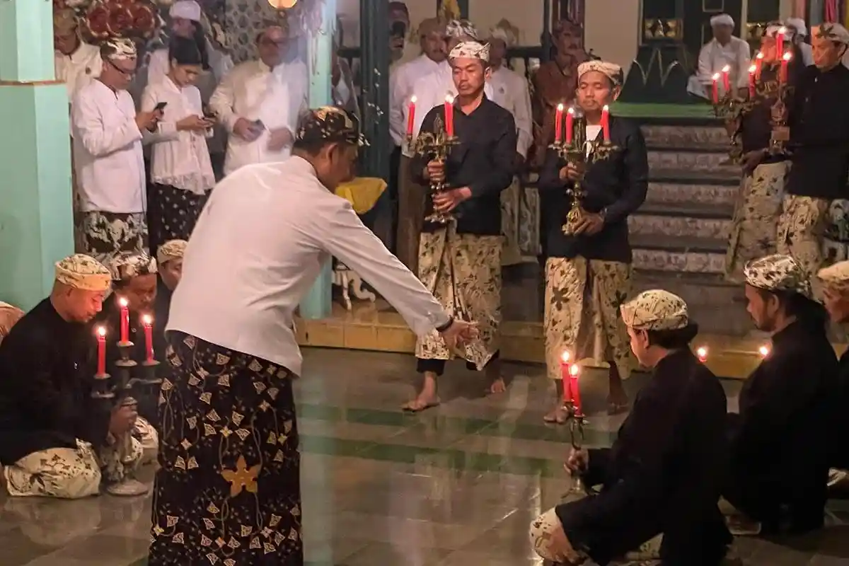 Malam Panjang Jimat di Kasepuhan Cirebon, Pusaka Wali Sanga  dan Doa hingga Dini Hari