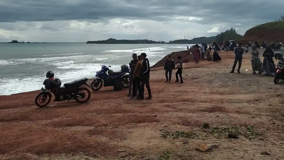Pengunjung Padati Pantai Kleopatra   