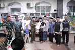 Farid-Nyak-Umar-Serahkan-Ambulans-ke-Lamdingin.jpg