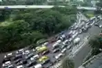 Hari Pertama PSBB Surabaya Raya, Bundaran Waru Macet