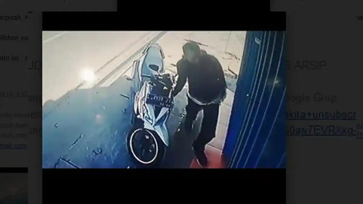 Pura-Pura Telepon, Pria Ini Curi Dompet di Dashboard Motor Saat Korban Lengah