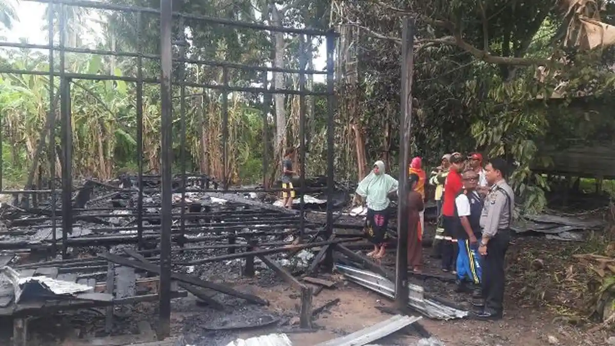 Ditinggal Mengajar, Rumah Guru di Desa Sarangtiung Kotabaru Jadi Arang