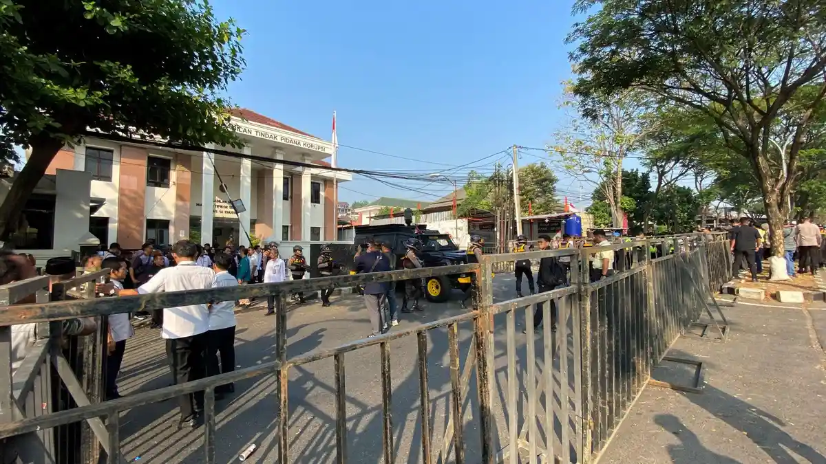 Pagar Besi Dipasang di Depan Gedung Tipikor Semarang, Pengguna Jalan: Ada Apa Ya? - Tribunjateng.com