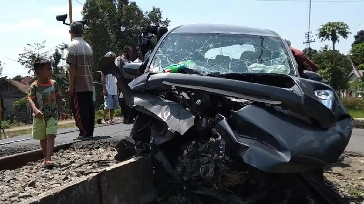 Toyota Calya Tersambar KA Matarmaja di Kota Blitar, Lima Penumpang Antar Saudara ke Terminal Patria