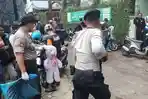 polres-metro-bekasi-kota-membawa-boneka-dan-bantal-penuh-darah.jpg