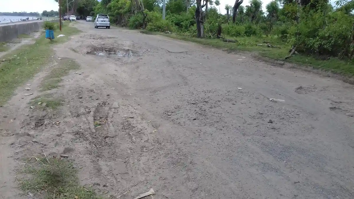 Pengunjung Keluhkan Jalan Rusak Menuju Pantai Tanggul Topejawa, Takalar