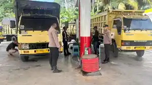 Polisi-kawal-penyaluran-BBM-untuk-truk-di-Beberapa-SPBU-di-HST2.jpg