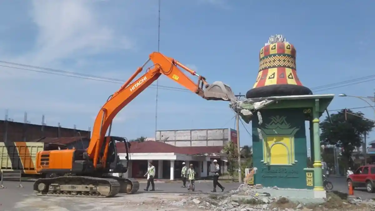 Tugu Bundaran Kisaran Dirobohkan